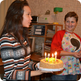 Задуть свечи на праздничном торте и загадать желание поручили старейшему из пресс-центровцев - Дмитрию Согрину