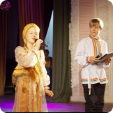 Ведущие праздника Надежда Незнахина и Максим Теняков